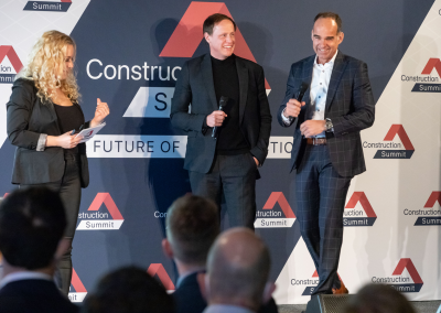 CEO Dominik Märkl und Referenzkunde Robert Fahrner auf der Bühne