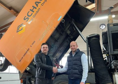 Schaupp Bau und OneStop Pro pflegen eine partnerschaftliche Geschäftsbeziehung. Im Bild zu sehen: Bauleiter Tobias Schaupp und Vertriebsspezialist Maximilian Auer