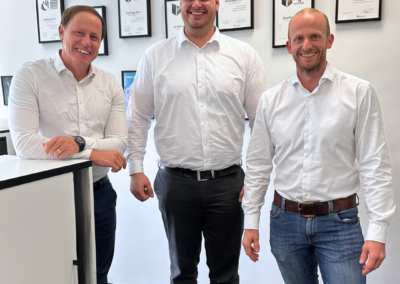Geschäftsführer Dominik Märkl gratuliert den Beförderten: Jan Knott (Leitung Vertrieb) und Maximilian Auer (Leiter Business Development)