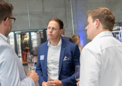 Produkt des Jahres 2024: Netzwerken auf der Preisverleihung. Im Bild zu sehen: Geschäftsführer Dominik Märkl im Gespräch mit anderen Preisträgern.