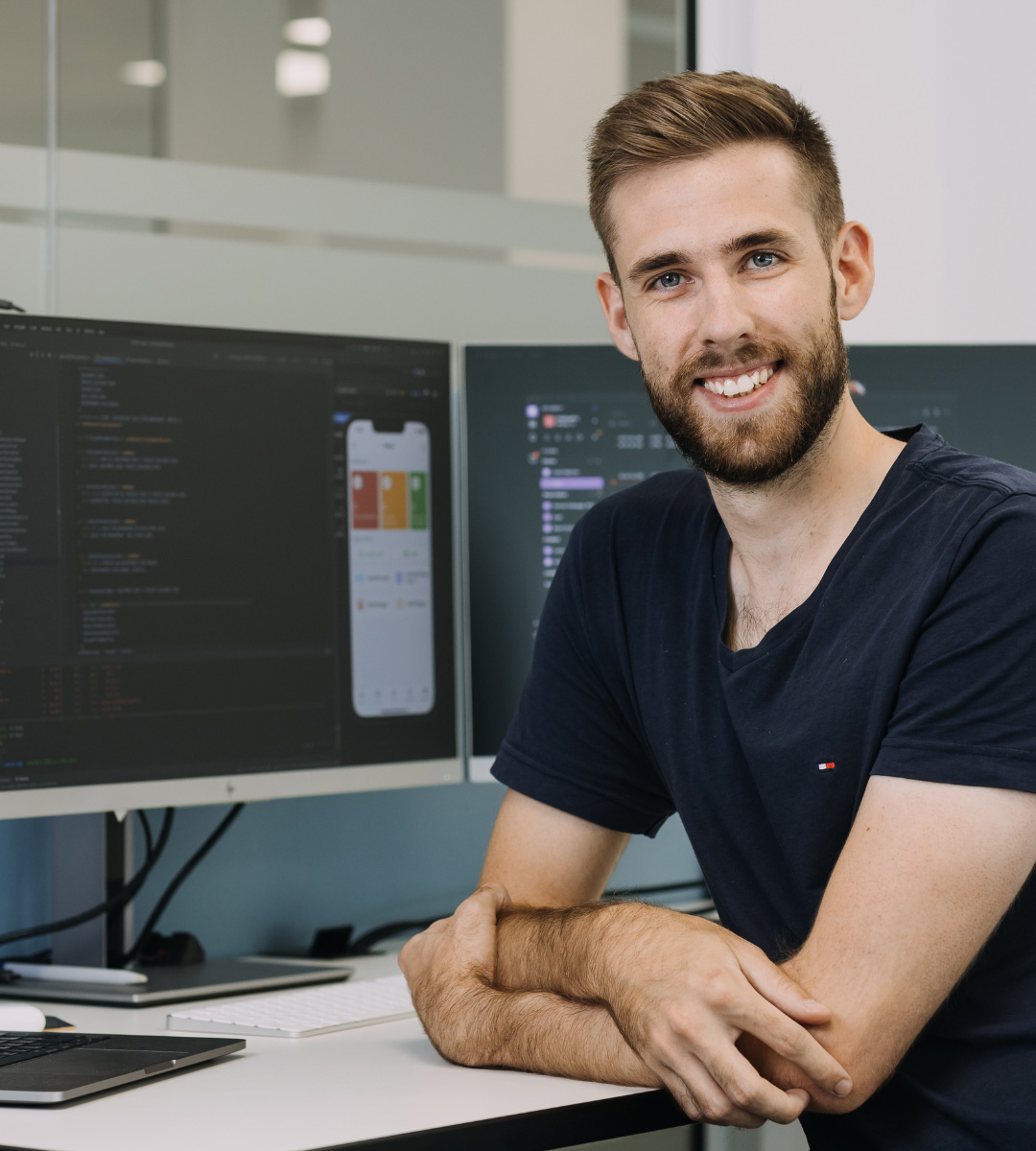 Mitarbeiter an seinem Arbeitsplatz im Büro.