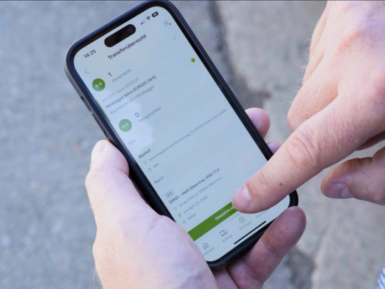 OneStop Pro App auf einem Smartphone, verwendet von SWING  & CUT Mitarbeiter