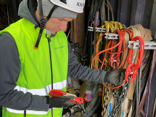 Safe Work Mitarbeiter führt bei Eder-Bau technische Prüfung von Gerät durch