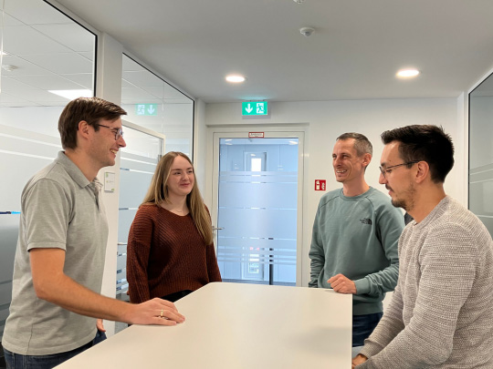 Teammitglieder von OneStop Pro unterhalten sich