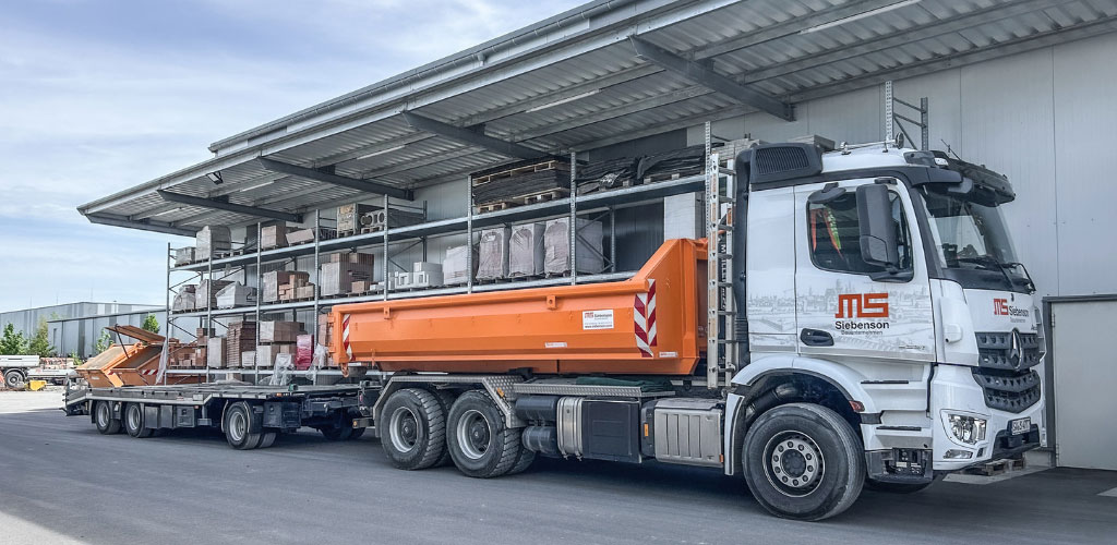 LKW von Siebenson vor Lagerhalle