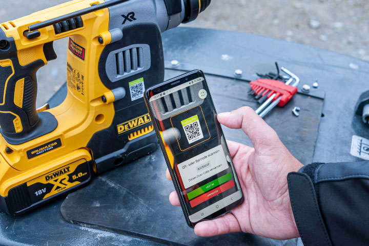 QR-Code am Gerät wird mit Smartphone und OneStop Pro gescannt